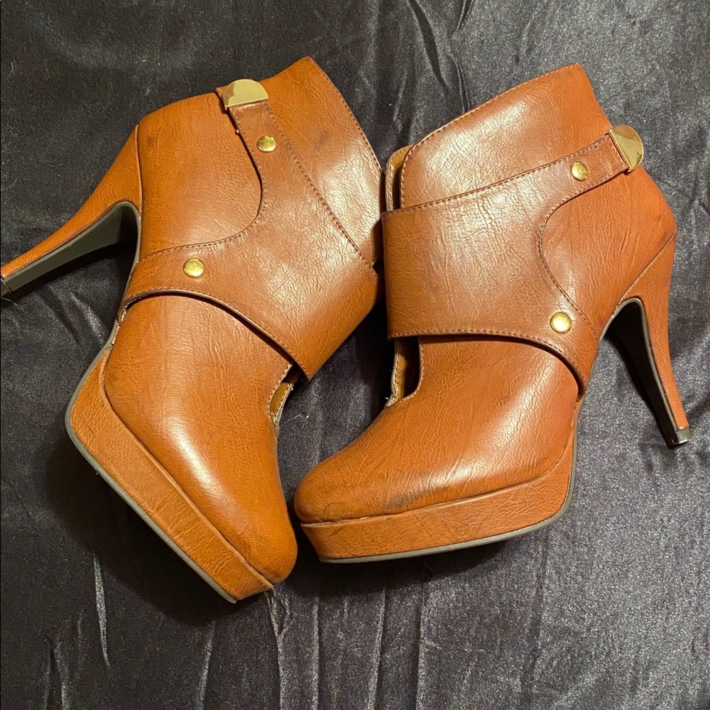 UNLISTED BROWN BOOTS- by KENNETH COLE - Picture 4 of 9